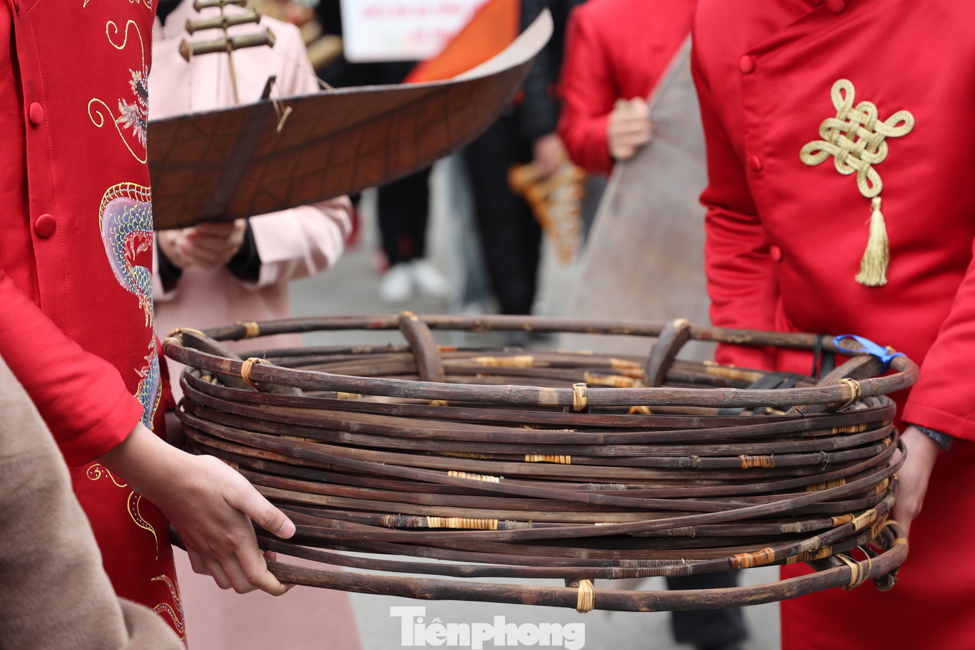 Theo lịch sử, từ thời vua Lê đã có lễ hội sáo đền (lễ hội thả diều đền Song An ở Thái Bình) diễn ra vào đầu xuân năm mới. Trong những ngày Tết cổ truyền, vua cho quân lính được thả diều để cầu cho mưa thuận gió hòa, mùa màng bội thu.