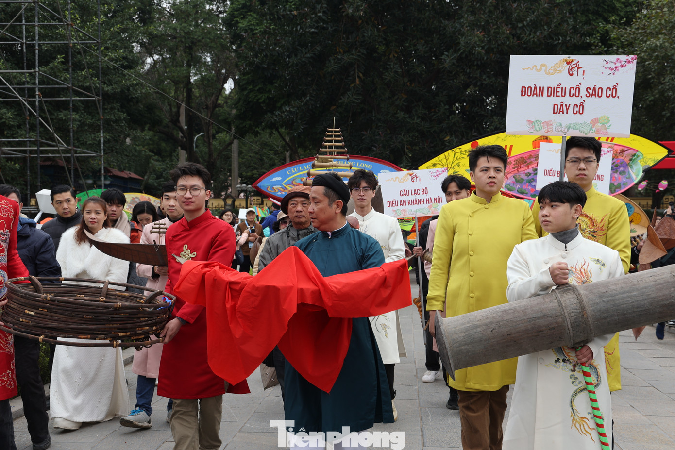 Đoàn rước được tổ chức bài bản với sự tham gia của đội múa lân và các CLB diều trên cả nước. Trước đó, chiếc diều cổ này được bảo tồn tại đền Song An (huyện Vũ Thư, tỉnh Thái Bình). Diều có chiều dài 1 m, được làm hoàn toàn bằng tre, giấy, sáo và dây diều cũng được làm bằng tre.