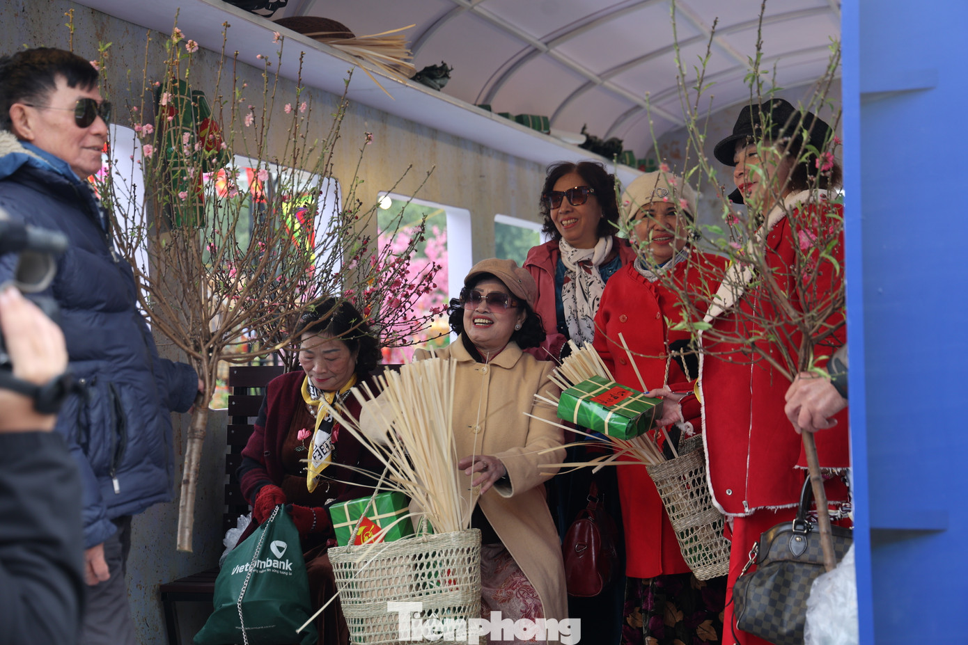 Bên không gian giới thiệu văn hóa diều Việt Nam có nhiều hoạt động trải nghiệm như nghe nghệ nhân kể chuyện diều, hướng dẫn người dân và du khách cách làm, trang trí diều.