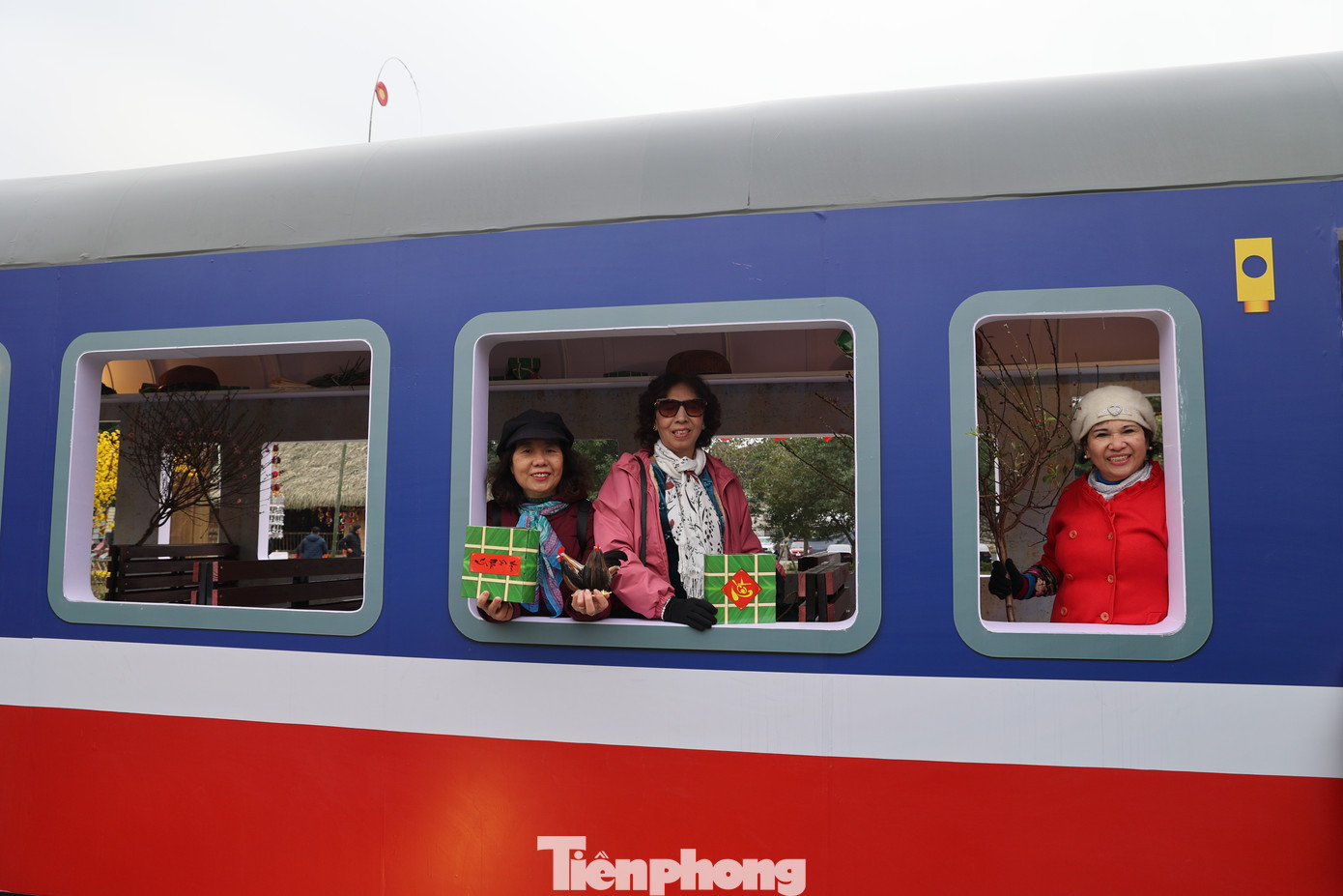 Chương trình Happy Tết 2024 - Lan tỏa bản sắc văn hóa Tết truyền thống diễn ra đến hết ngày 28/1 tại khu di tích Hoàng thành Thăng Long. Chương trình là sự kết hợp độc đáo của Tết cung đình xưa và và văn hóa Tết ngày nay. Happy Tết 2024 giới thiệu đến khách tham quan nhiều không gian văn hóa Tết độc đáo ba miền.