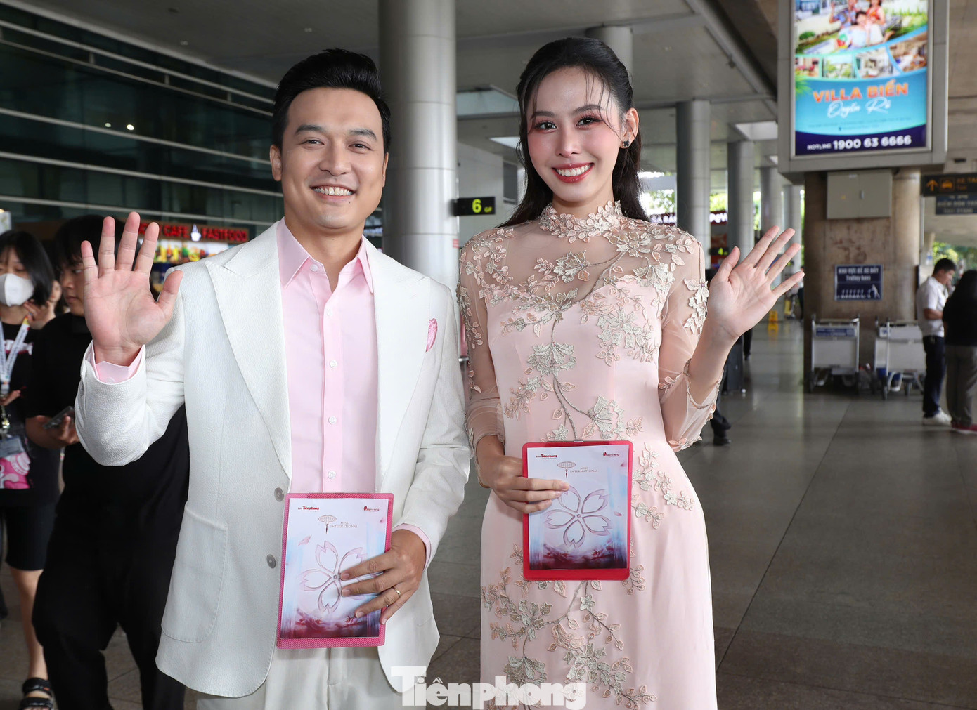 Áo dài của Á hậu Lê Nguyễn Ngọc Hằng mang màu sắc hồng nhạt, thêu, đính hoa. "Chúng tôi chỉ được 36 giờ để hoàn tất 3 bộ áo dài. Đối với thương hiệu lâu đời, trên 30 năm, thời gian gấp rút đó không là trở ngại. Đội ngũ của chúng tôi đã làm việc đến 1h sáng 18/11 để hoàn thành những thiết kế độc bản mang tính thẩm mỹ cao", bà Trisha Võ nêu.