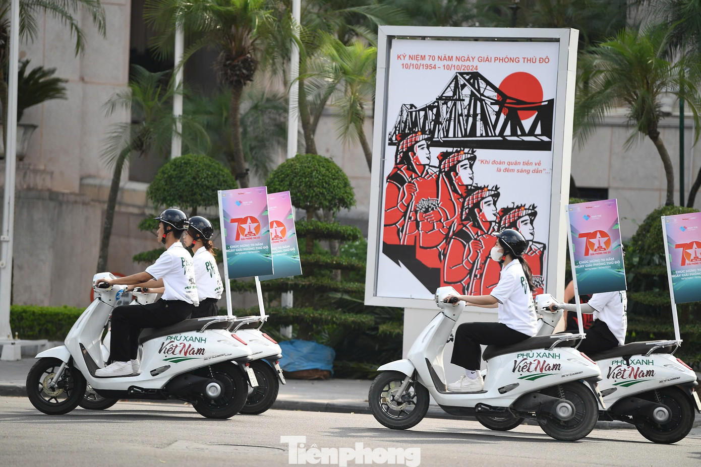 Đoàn xe điện mang theo những thông điệp tích cực đi qua nhiều trục đường giao thông chính của Thủ đô Hà Nội nhằm quảng bá về Ngày Thẻ Việt Nam 2024 và thông điệp khuyến khích thanh toán thông minh, không sử dụng tiền mặt.