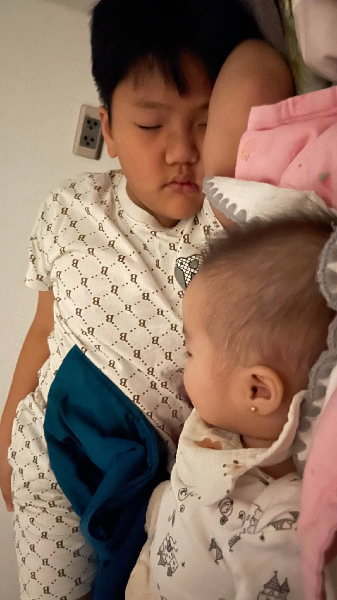 Bé Be (con trai Chí Nhân và vợ cũ Thu Quỳnh) yêu thương em (con gái riêng của Thu Quỳnh).