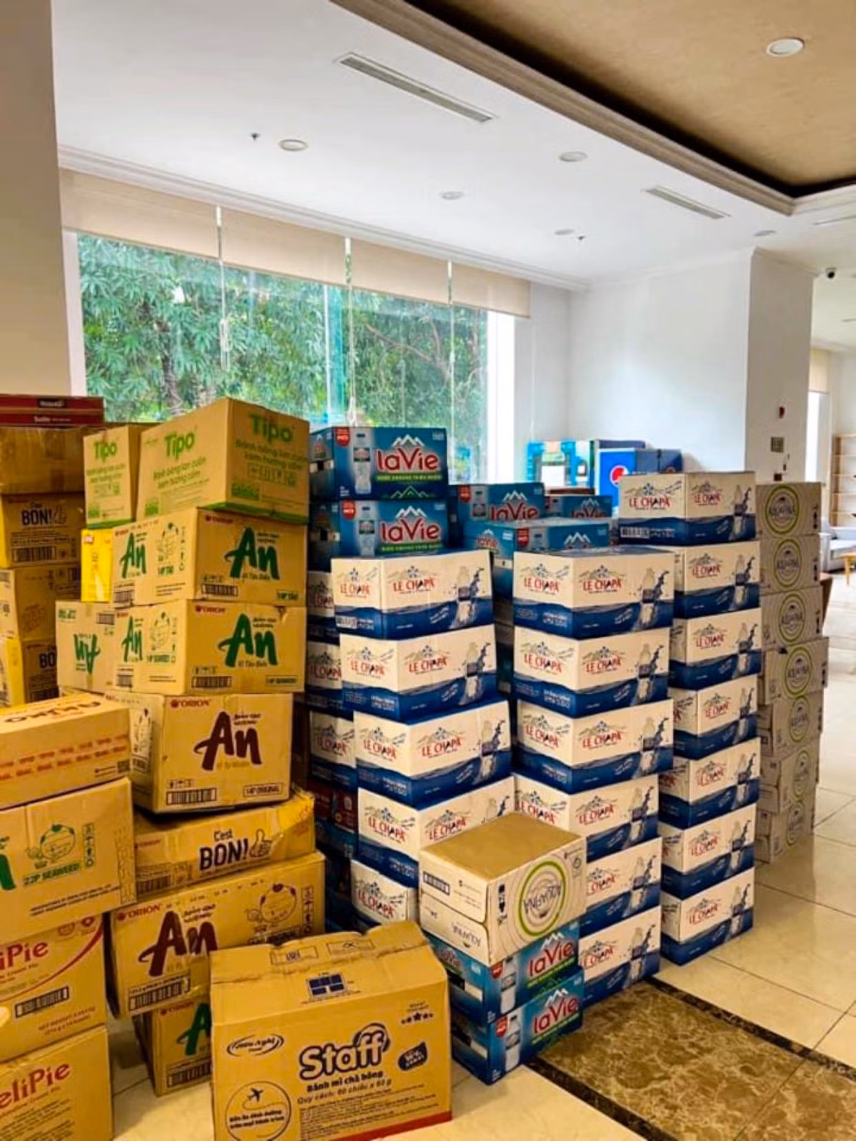 Đoàn Thanh niên Nhà hát Tuổi trẻ chuẩn bị nhu yếu phẩm để hỗ trợ người dân vùng thiên tai.