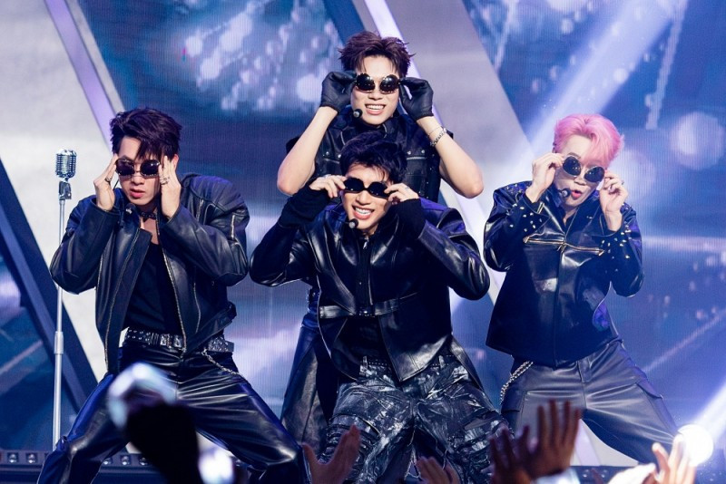 Mỗi chương trình được xây dựng theo tiêu chí, format khác nhau, công chúng, người hâm mộ của hai chương trình cũng có sự khác biệt.