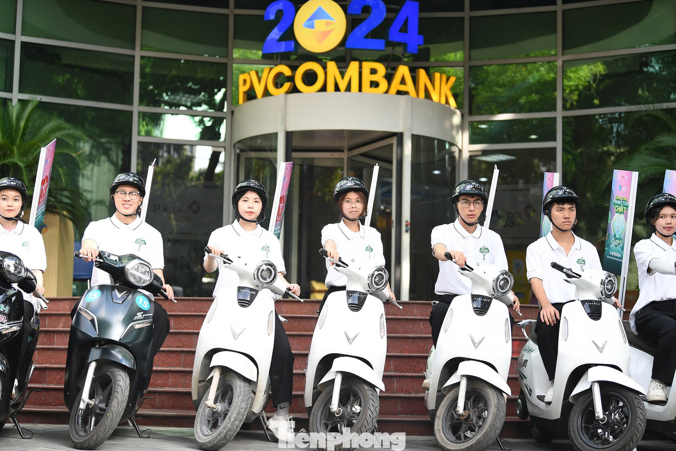 Trụ sở của các đơn vị tài trợ Techcombank, PVcomBank, TPbank... cũng là một điểm đến trong hành trình quảng bá chương trình Ngày Thẻ Việt Nam 2024.