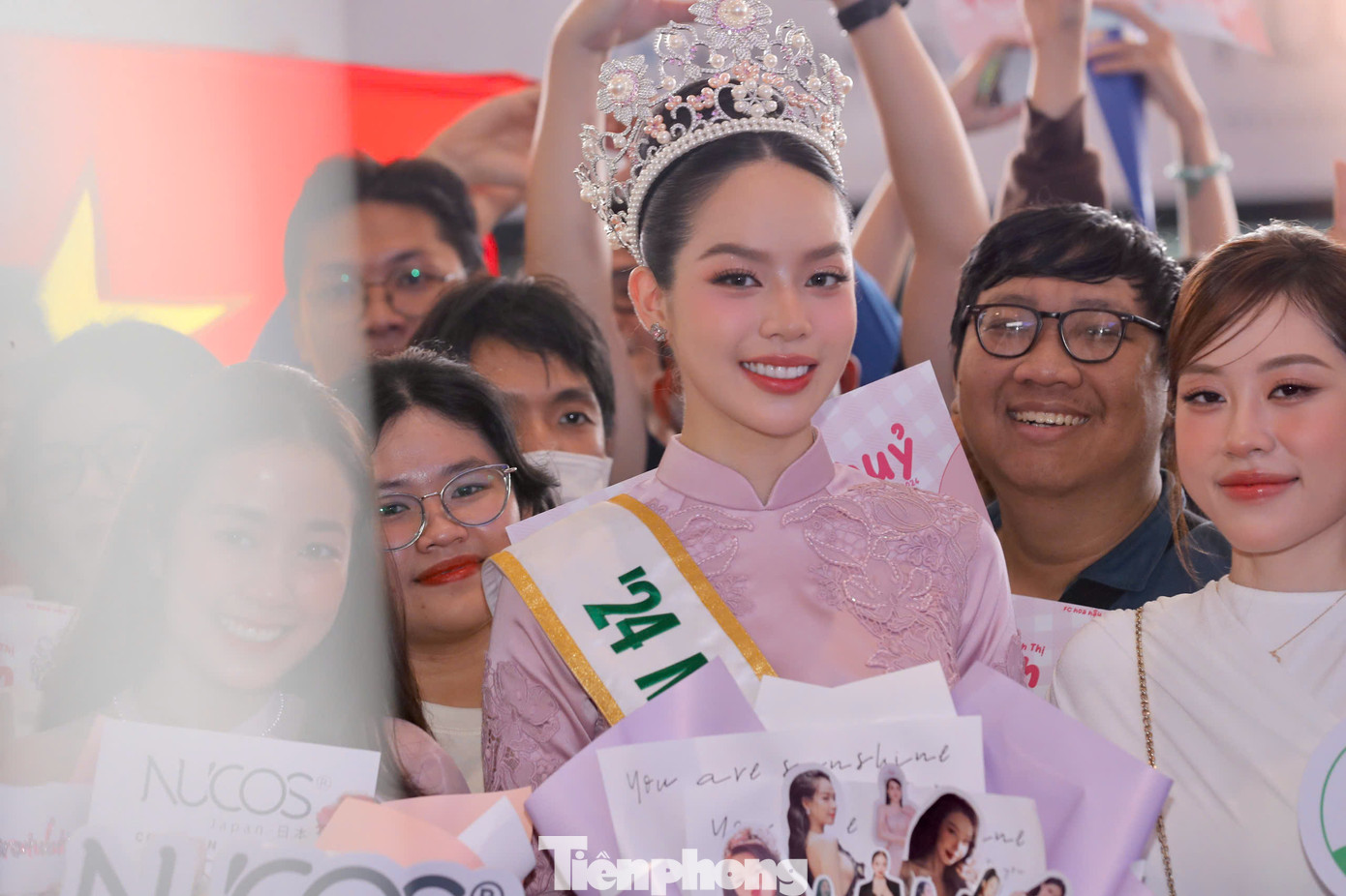 Sáng 18/11, Hoa hậu Thanh Thủy trở về nước sau 20 ngày chinh chiến và giành ngôi vị cao nhất tại đấu trường nhan sắc Hoa hậu Quốc tế 2024 ở Nhật Bản. Cô xuất hiện rạng rỡ trong bộ áo dài hồng thanh lịch, nền nã.