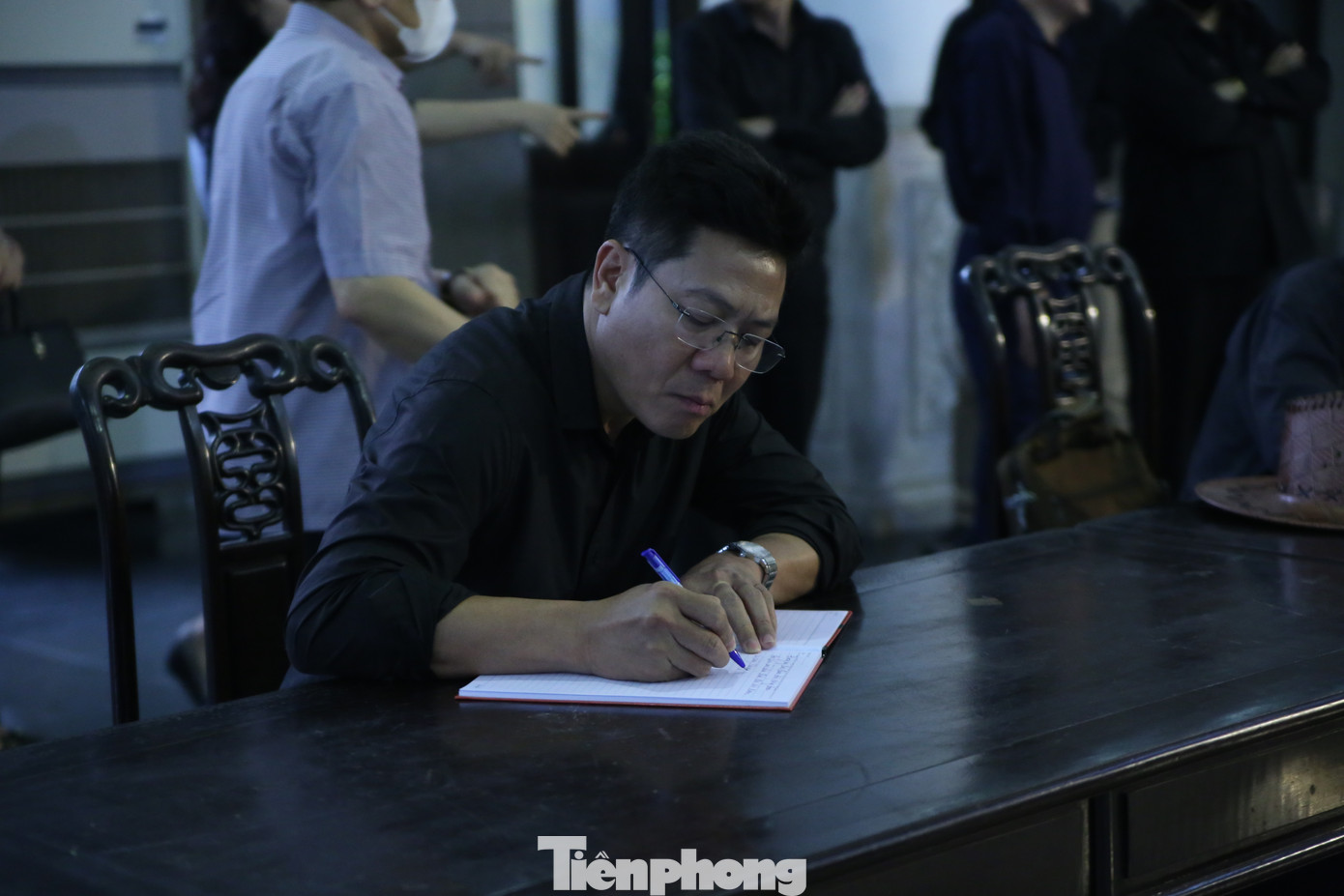 Nhiều văn, nghệ sĩ, giảng viên từ các đại học, cán bộ viện nghiên cứu xúc động viết lời cuối tiễn biệt “cây đại thụ trong làng văn hóa dân gian”. Ảnh: Gia Linh. Nhiều văn, nghệ sĩ, giảng viên từ các đại học, cán bộ viện nghiên cứu xúc động viết lời cuối tiễn biệt “cây đại thụ trong làng văn hóa dân gian”. Ảnh: Gia Linh.