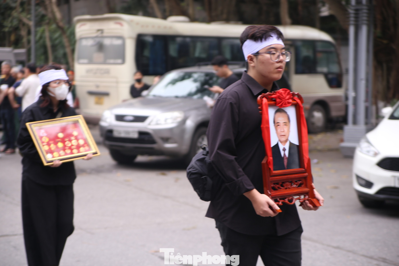 Người thân, gia đình nức nở tiễn đưa GS.TSKH Tô Ngọc Thanh về nơi an nghỉ cuối cùng. Người thân, gia đình nức nở tiễn đưa GS.TSKH Tô Ngọc Thanh về nơi an nghỉ cuối cùng.