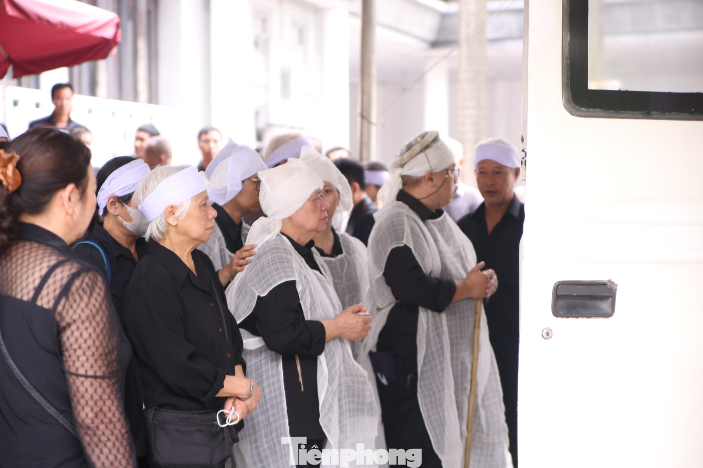 Người thân, gia đình nức nở tiễn đưa GS.TSKH Tô Ngọc Thanh về nơi an nghỉ cuối cùng. Người thân, gia đình nức nở tiễn đưa GS.TSKH Tô Ngọc Thanh về nơi an nghỉ cuối cùng.