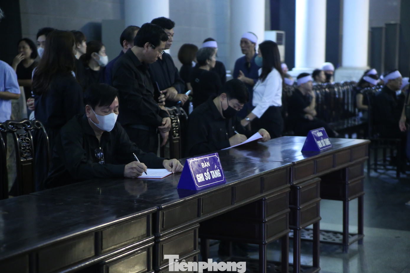 Nhiều văn, nghệ sĩ, giảng viên từ các đại học, cán bộ viện nghiên cứu xúc động viết lời cuối tiễn biệt “cây đại thụ trong làng văn hóa dân gian”. Ảnh: Gia Linh. Nhiều văn, nghệ sĩ, giảng viên từ các đại học, cán bộ viện nghiên cứu xúc động viết lời cuối tiễn biệt “cây đại thụ trong làng văn hóa dân gian”. Ảnh: Gia Linh.