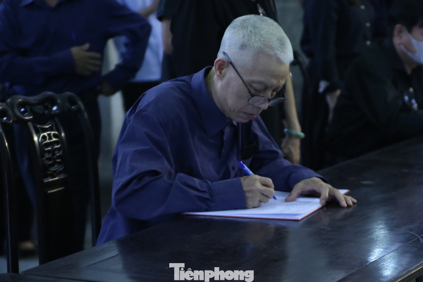 Nhiều văn, nghệ sĩ, giảng viên từ các đại học, cán bộ viện nghiên cứu xúc động viết lời cuối tiễn biệt “cây đại thụ trong làng văn hóa dân gian”. Ảnh: Gia Linh. Nhiều văn, nghệ sĩ, giảng viên từ các đại học, cán bộ viện nghiên cứu xúc động viết lời cuối tiễn biệt “cây đại thụ trong làng văn hóa dân gian”. Ảnh: Gia Linh.