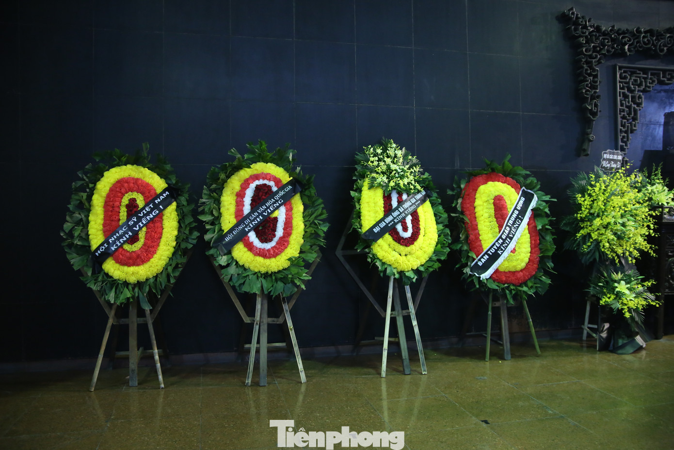 Nhiều đồng nghiệp, hậu bối và học trò đến tiễn biệt GS.TSKH Tô Ngọc Thanh. Ảnh: Gia Linh. Nhiều đồng nghiệp, hậu bối và học trò đến tiễn biệt GS.TSKH Tô Ngọc Thanh. Ảnh: Gia Linh.