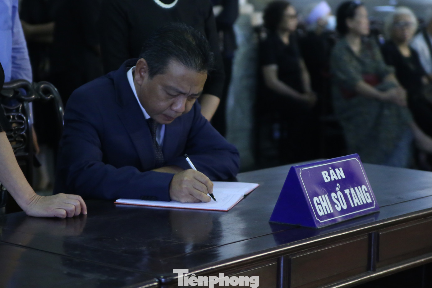 Nhiều văn, nghệ sĩ, giảng viên từ các đại học, cán bộ viện nghiên cứu xúc động viết lời cuối tiễn biệt “cây đại thụ trong làng văn hóa dân gian”. Ảnh: Gia Linh. Nhiều văn, nghệ sĩ, giảng viên từ các đại học, cán bộ viện nghiên cứu xúc động viết lời cuối tiễn biệt “cây đại thụ trong làng văn hóa dân gian”. Ảnh: Gia Linh.