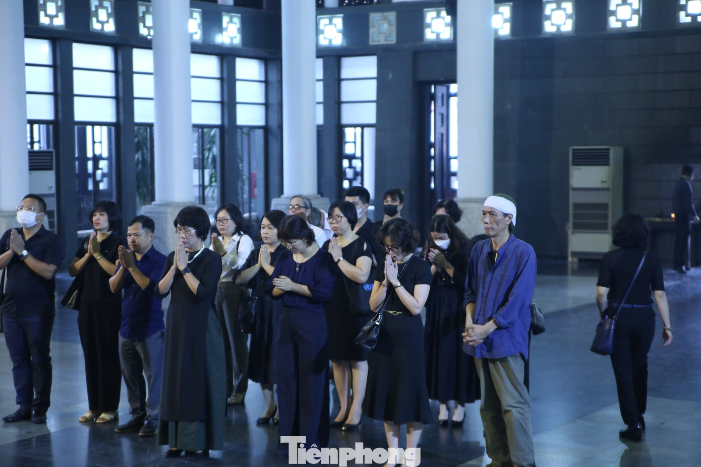 Nhiều đồng nghiệp, hậu bối và học trò đến tiễn biệt GS.TSKH Tô Ngọc Thanh. Ảnh: Gia Linh. Nhiều đồng nghiệp, hậu bối và học trò đến tiễn biệt GS.TSKH Tô Ngọc Thanh. Ảnh: Gia Linh.