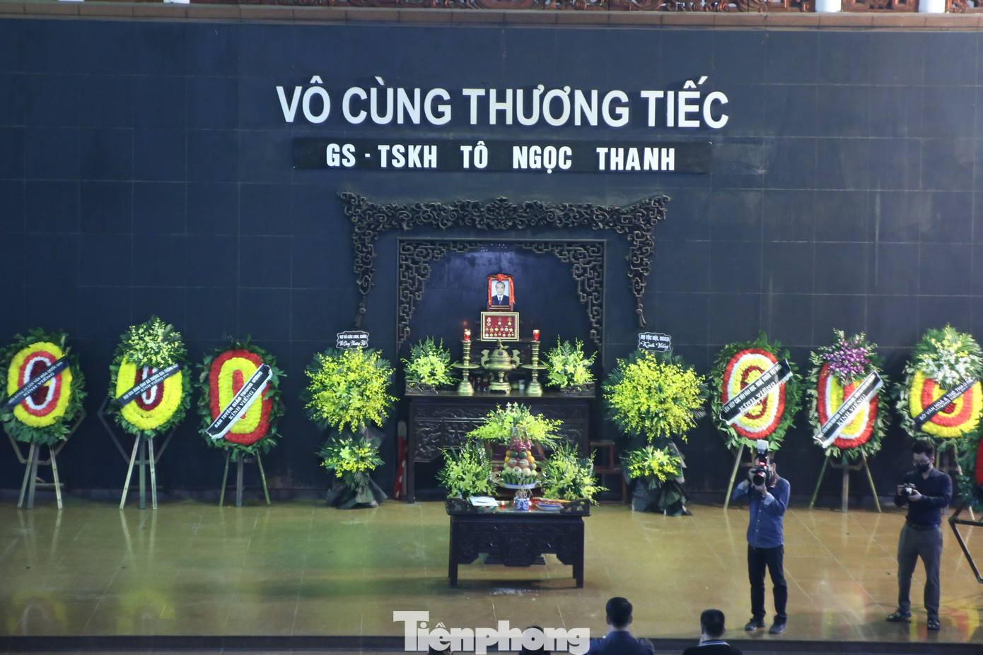 Nhiều đồng nghiệp, hậu bối và học trò đến tiễn biệt GS.TSKH Tô Ngọc Thanh. Ảnh: Gia Linh. Nhiều đồng nghiệp, hậu bối và học trò đến tiễn biệt GS.TSKH Tô Ngọc Thanh. Ảnh: Gia Linh.