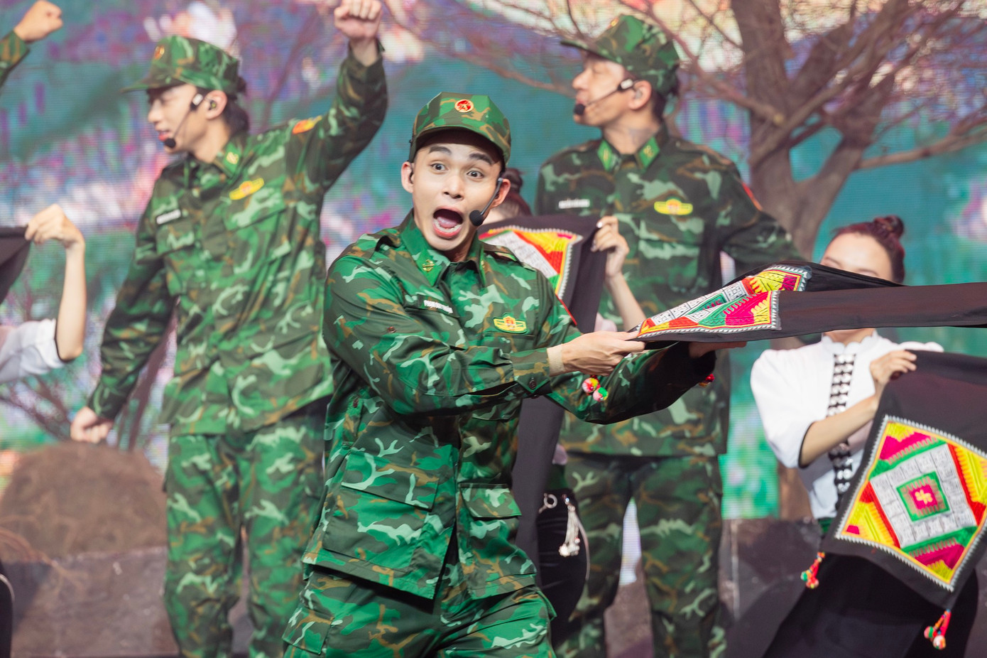 Tiết mục Chiếc khăn piêu trong chương trình Anh trai vượt ngàn chông gai được nhiều khán giả trẻ yêu thích. Tiết mục Chiếc khăn piêu trong chương trình Anh trai vượt ngàn chông gai được nhiều khán giả trẻ yêu thích.