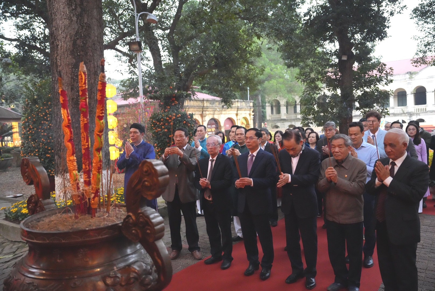 Lễ dâng hương hương khai xuân là nghi thức được tổ chức thường niên tại nền điện Kính Thiên. Lễ dâng hương hương khai xuân là nghi thức được tổ chức thường niên tại nền điện Kính Thiên.