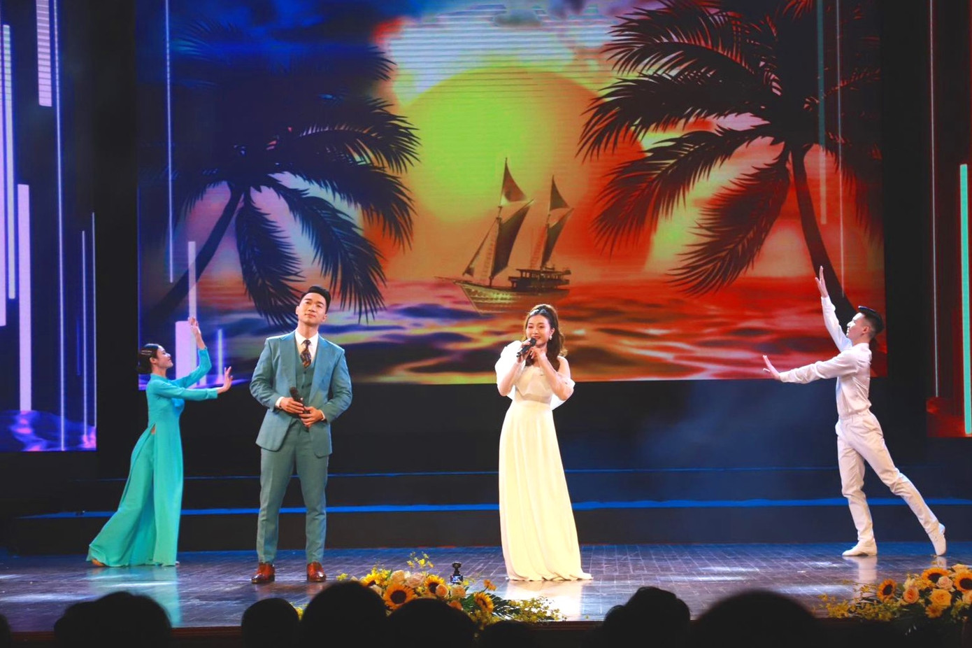 50 tác phẩm tiêu biểu, xuất sắc sau ngày đất nước thống nhất là các tác phẩm ở thể loại văn học, sân khấu, âm nhạc và múa. 50 tác phẩm tiêu biểu, xuất sắc sau ngày đất nước thống nhất là các tác phẩm ở thể loại văn học, sân khấu, âm nhạc và múa.