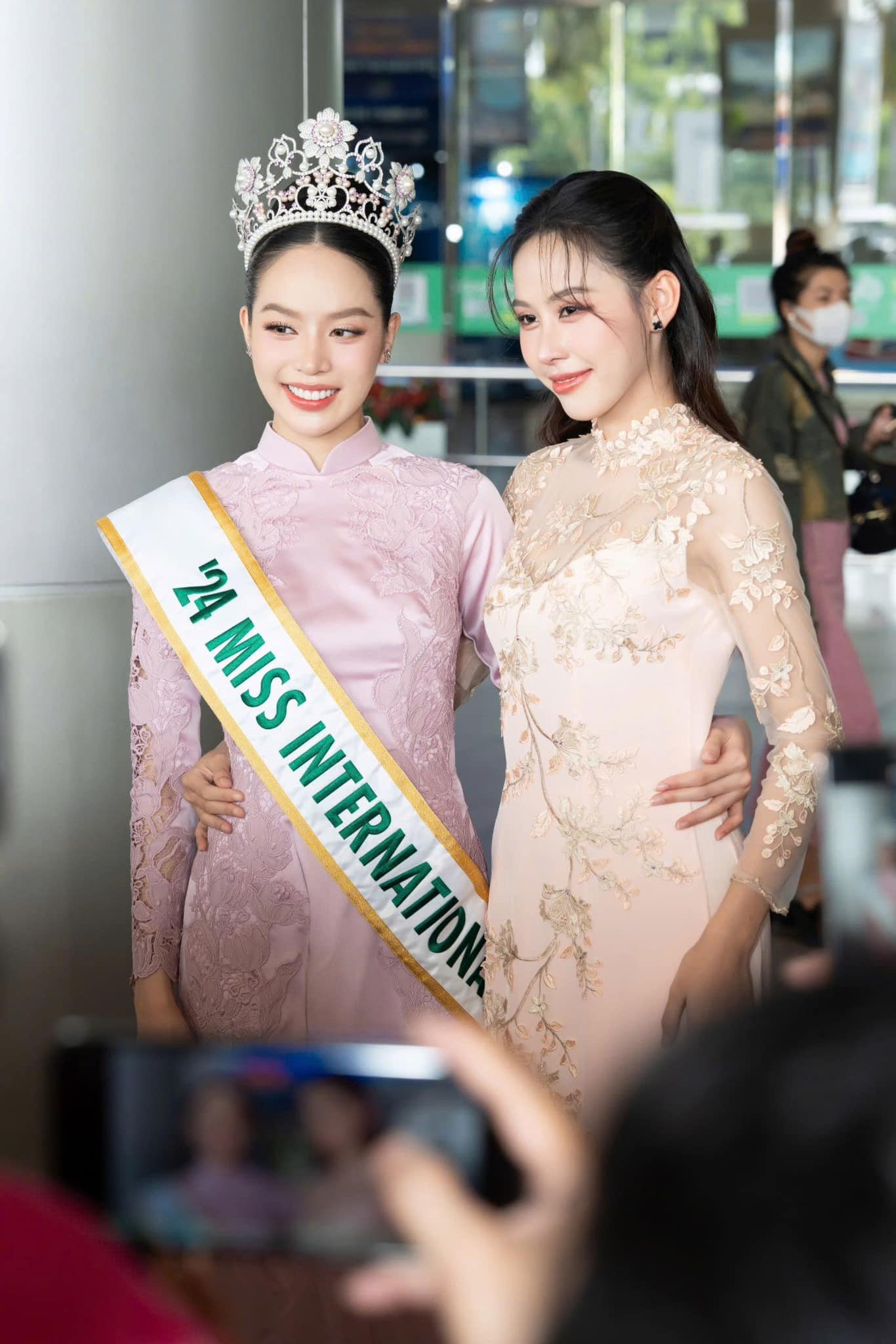 Chia sẻ về bộ áo dài của Thanh Thủy trong sáng ngày 18/11, nhà thiết kế Trisha Võ - Giám đốc sáng tạo của thương hiệu áo dài Liên Hương - chia sẻ theo yêu cầu từ phía hoa hậu, áo dài của Thanh Thủy phải có màu sắc nhẹ nhàng và đặc biệt phải có áo màu hồng pastel để phù hợp với vương miện.