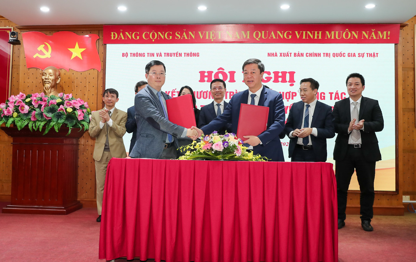 NXB Chính trị quốc gia Sự thật và Bộ TT&TT đã ký kết Chương trình phối hợp công tác. NXB Chính trị quốc gia Sự thật và Bộ TT&TT đã ký kết Chương trình phối hợp công tác.