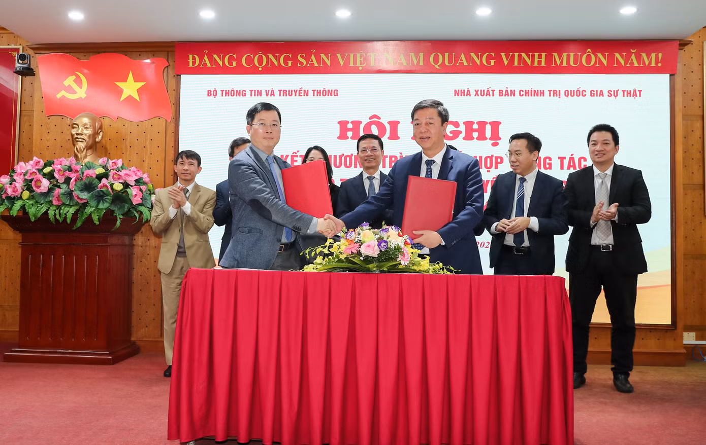 NXB Chính trị quốc gia Sự thật và Bộ TT&amp;TT đã ký kết Chương trình phối hợp công tác.