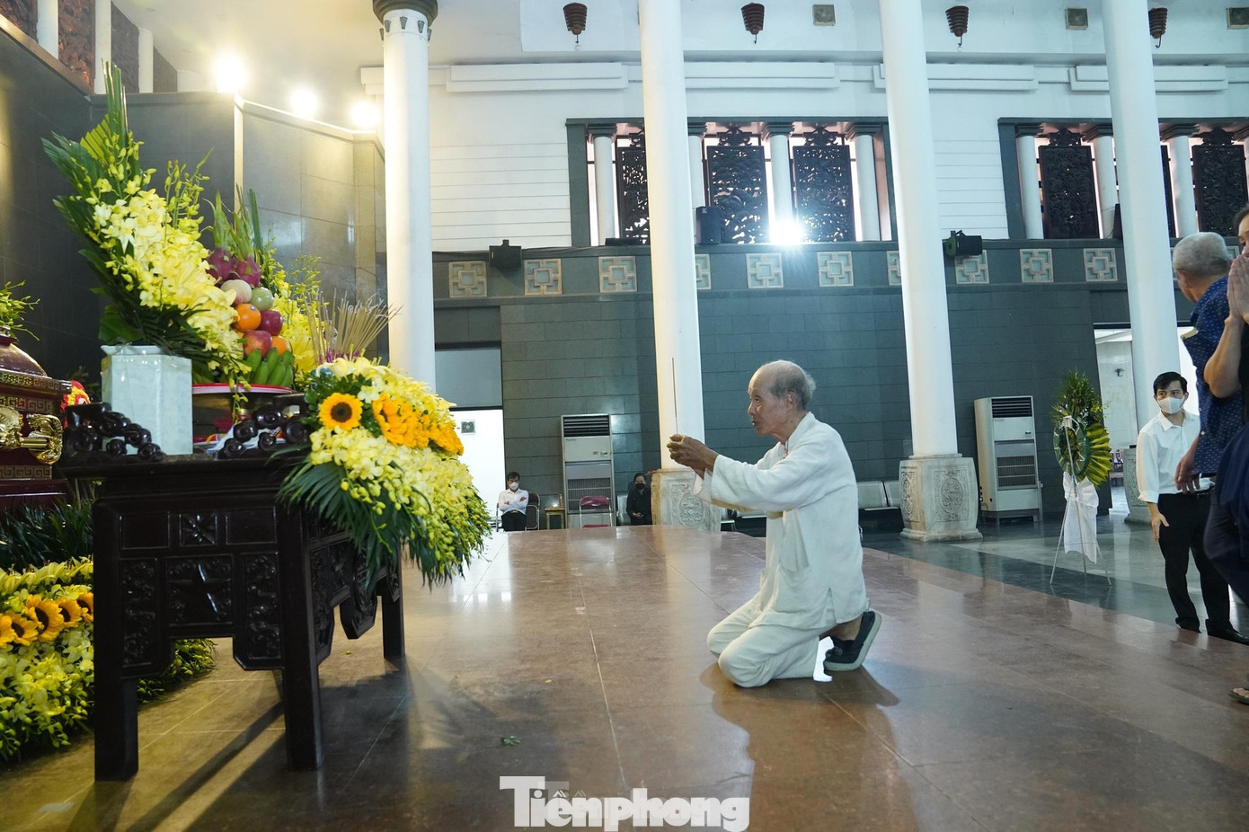 Đến tiễn biệt bất cứ đồng nghiệp nào ông đều vô cùng thành kính. Ảnh: Gia Linh.