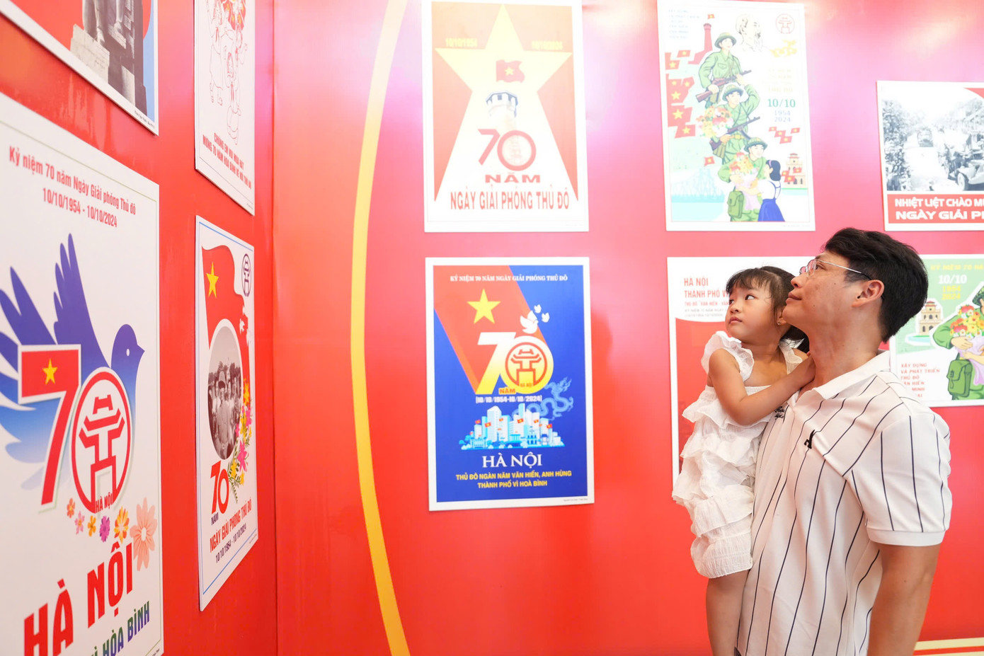 Ban tổ chức lựa chọn 70 tác phẩm dự thi để triển lãm ngày 10-31/8. Ban tổ chức lựa chọn 70 tác phẩm dự thi để triển lãm ngày 10-31/8.