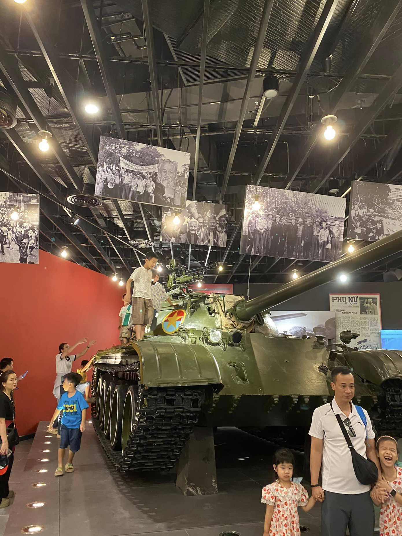 Hiện vật trong Bảo tàng Lịch sử Quân sự Việt Nam bị đổ, bị trẻ em trèo lên. Hiện vật trong Bảo tàng Lịch sử Quân sự Việt Nam bị đổ, bị trẻ em trèo lên.