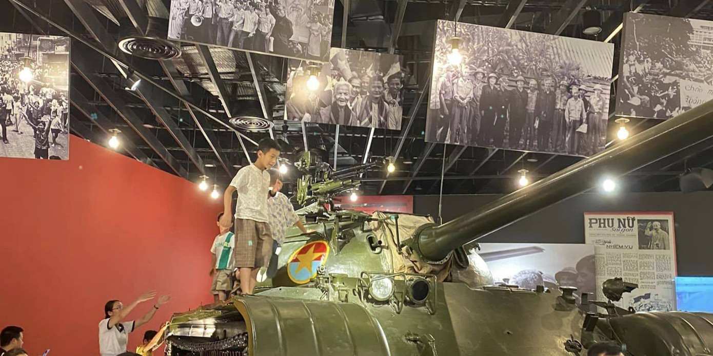 Một số em nhỏ thản nhiên trèo lên các hiện vật trong bảo tàng. Một số em nhỏ thản nhiên trèo lên các hiện vật trong bảo tàng.