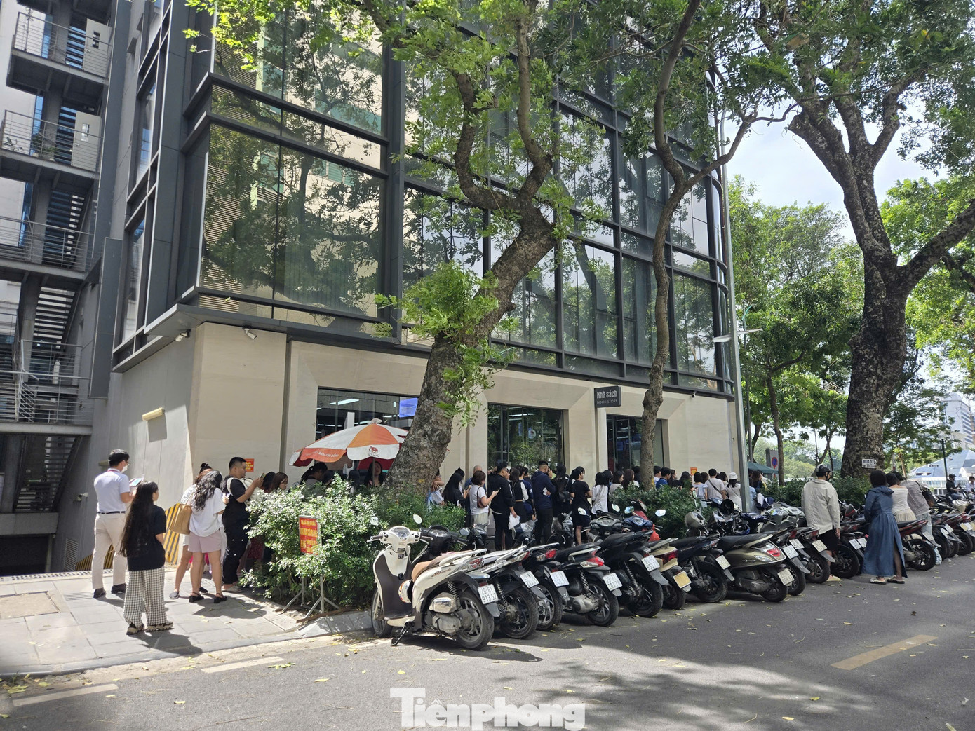 Đến giữa trưa, dòng người xếp hàng vào triển lãm có xu hướng ngày càng dài. Triển lãm diễn ra từ 26/10-25/12 trong khung giờ 9h-21h tại NXB Kim Đồng (55 Quang Trung, Hai Bà Trưng, Hà Nội).