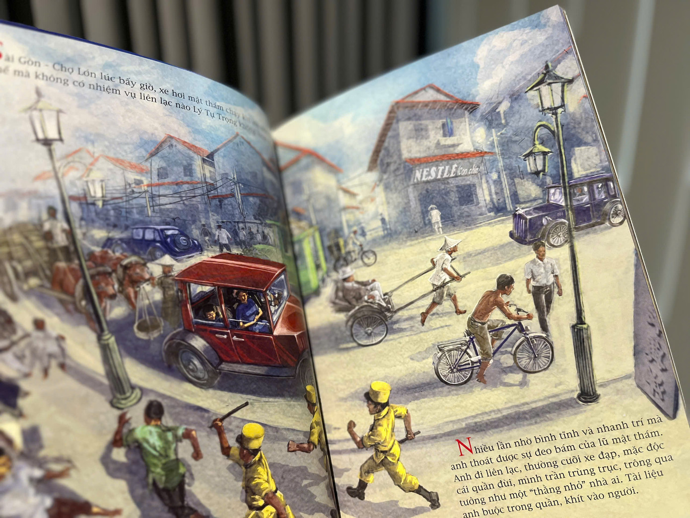 Những bức tranh trong cuốn Lý Tự Trọng cho thấy hình ảnh đối nghịch giữa chủ nghĩa thực dân và cuộc sống lao khổ của nhân dân Việt Nam.