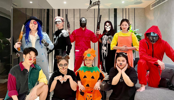 Tại Việt Nam, các nghệ sĩ hào hứng tham gia tiệc hóa trang dịp lễ hội Halloween. Tại Việt Nam, các nghệ sĩ hào hứng tham gia tiệc hóa trang dịp lễ hội Halloween.