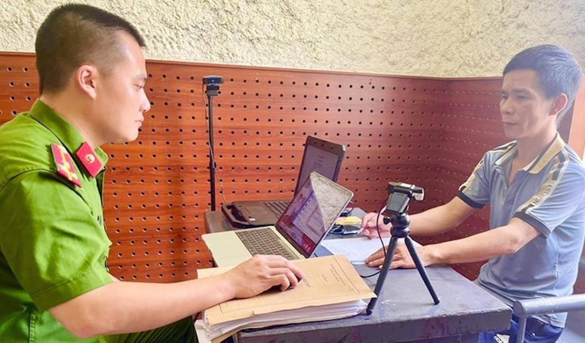 Một đối tượng gắn camera quay lén trong nhà nghỉ để tống tiền đã bị bắt ngày 4/7 tại Hà Tĩnh. Một đối tượng gắn camera quay lén trong nhà nghỉ để tống tiền đã bị bắt ngày 4/7 tại Hà Tĩnh.