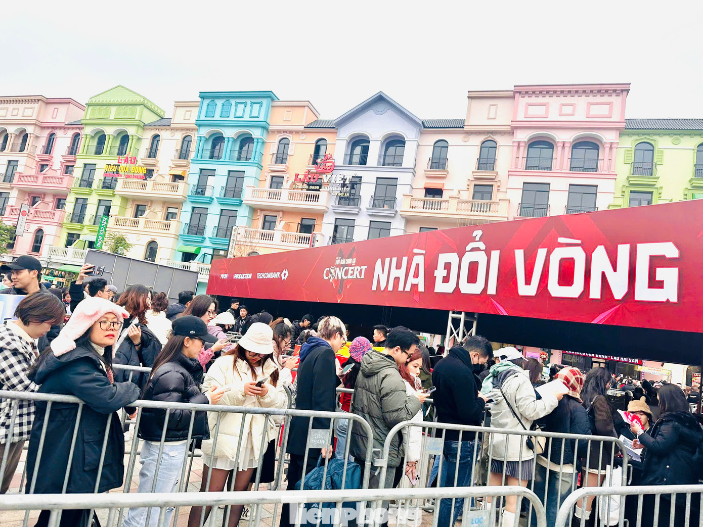 Từ sớm hàng nghìn người hâm mộ có mặt từ sớm để đổi vòng tay vào cửa, tham gia vào các hoạt động trải nghiệm tại các gian hàng của BTC.