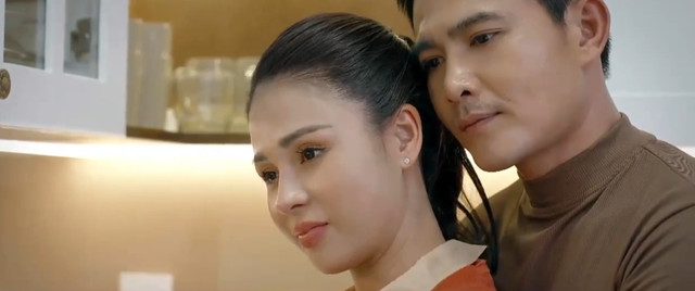 Nghĩa (Quang Sự) và An Nhiên (Lương Thu Trang) không chỉ có quan hệ ngoài luồng mà cả hai đã có con chung 6 tuổi. Nghĩa (Quang Sự) và An Nhiên (Lương Thu Trang) không chỉ có quan hệ ngoài luồng mà cả hai đã có con chung 6 tuổi.