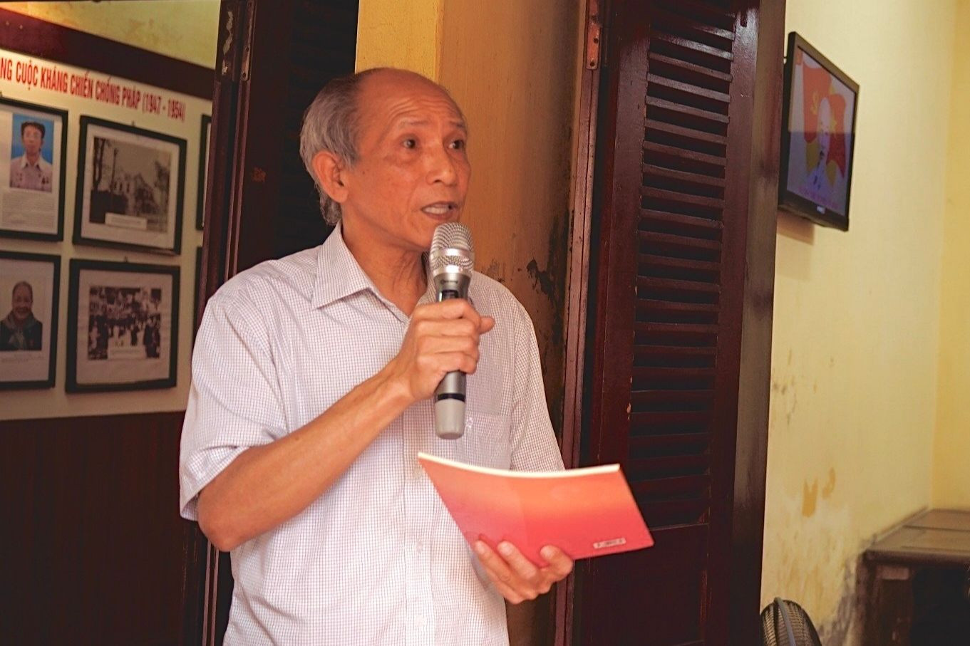 Ông Công Ngọc Dũng cũng là người chịu trách nhiệm giới thiệu về căn nhà và những kỷ vật liên quan đến ngôi nhà cho khách tham quan.