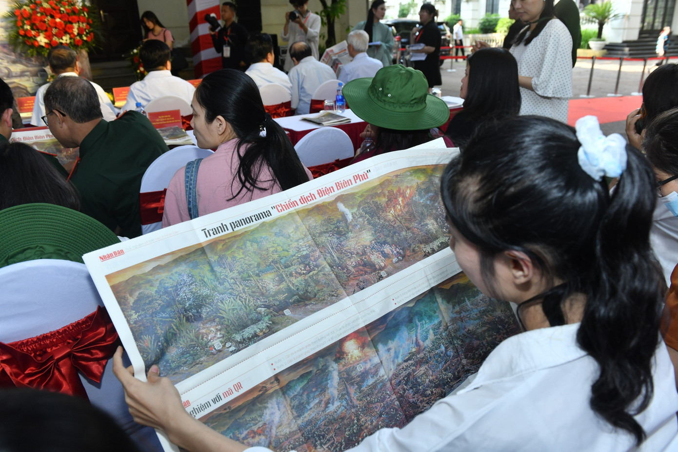 Ban tổ chức còn quyết định đưa bức tranh panorama bản in thành triển lãm để hàng nghìn người có cơ hội trải nghiệm, tương tác.