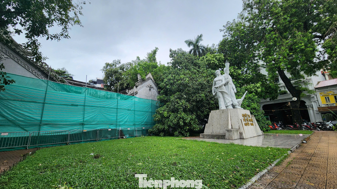 Toàn bộ khu vực đền Bà Kiệu, khu vực cây đa đổ vào đã được quây hàng rào tôn để chờ khắc phục hậu quả. Ảnh: Trọng Quân. Toàn bộ khu vực đền Bà Kiệu, khu vực cây đa đổ vào đã được quây hàng rào tôn để chờ khắc phục hậu quả. Ảnh: Trọng Quân.