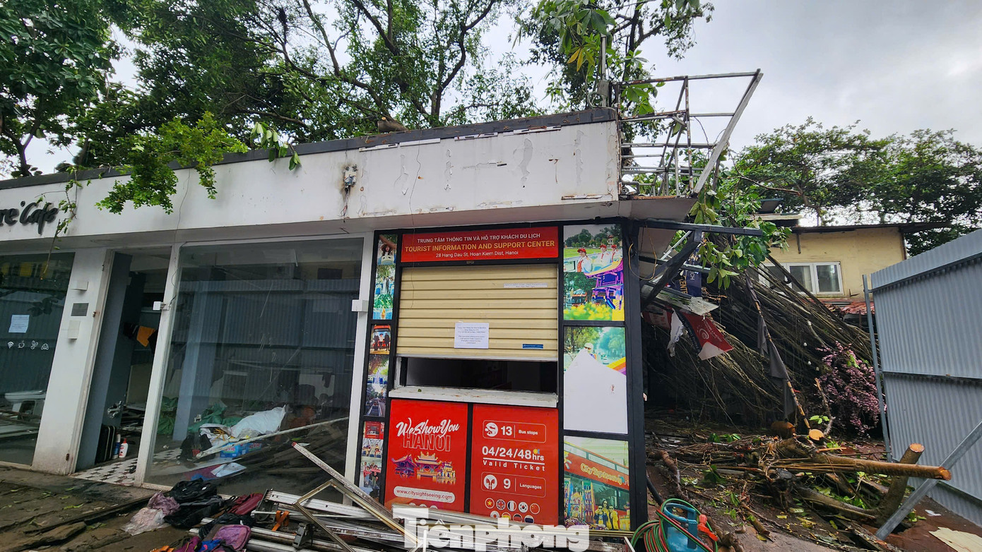 Toàn bộ khu vực đền Bà Kiệu, khu vực cây đa đổ vào đã được quây hàng rào tôn để chờ khắc phục hậu quả. Ảnh: Trọng Quân. Toàn bộ khu vực đền Bà Kiệu, khu vực cây đa đổ vào đã được quây hàng rào tôn để chờ khắc phục hậu quả. Ảnh: Trọng Quân.