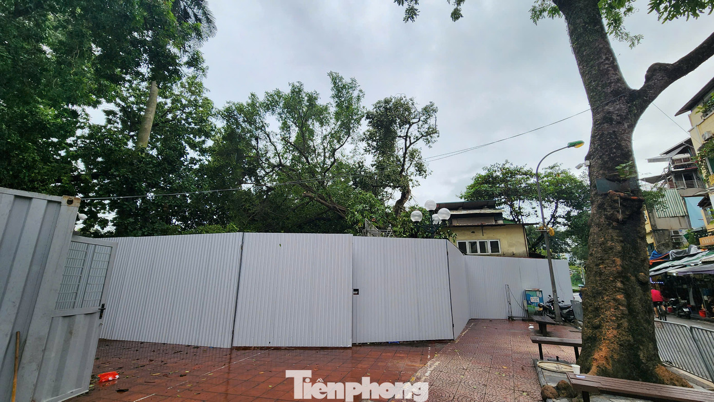 Toàn bộ khu vực đền Bà Kiệu, khu vực cây đa đổ vào đã được quây hàng rào tôn để chờ khắc phục hậu quả. Ảnh: Trọng Quân. Toàn bộ khu vực đền Bà Kiệu, khu vực cây đa đổ vào đã được quây hàng rào tôn để chờ khắc phục hậu quả. Ảnh: Trọng Quân.