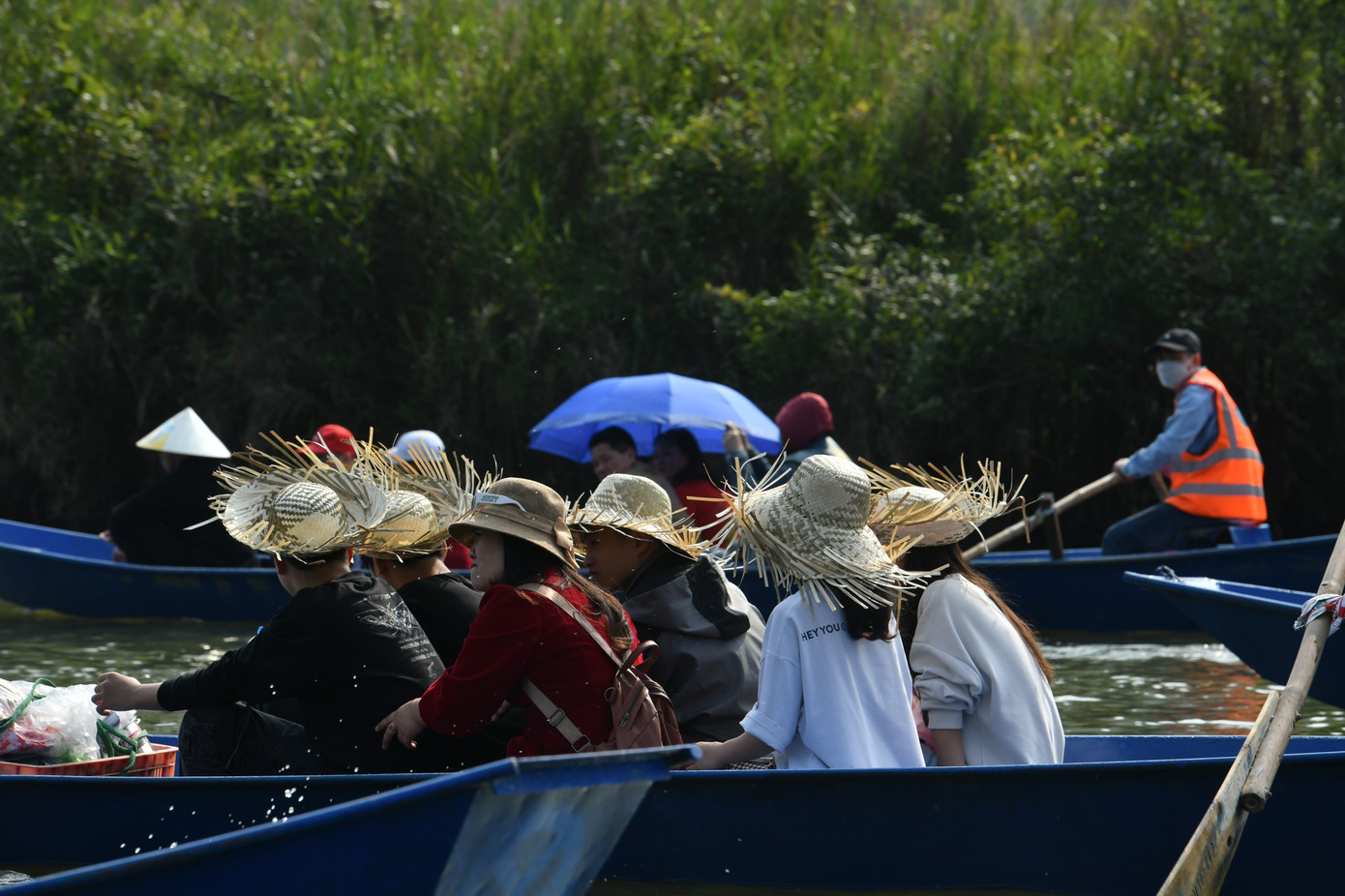 Theo đại diện Ban Quản lý Khu di tích danh thắng Hương Sơn (chùa Hương), đã có hơn 140 nghìn lượt khách đổ về chùa Hương trong những ngày đầu năm. Ảnh: Trọng Tài.