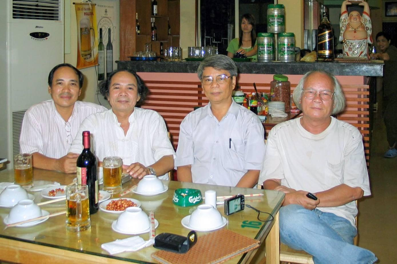 Nhà thơ Phan Chí Thắng (thứ 2 từ phải sang) đã viết bài thơ Bàn chân khuất dành tặng cố nhà thơ Hoàng Cát (phải).