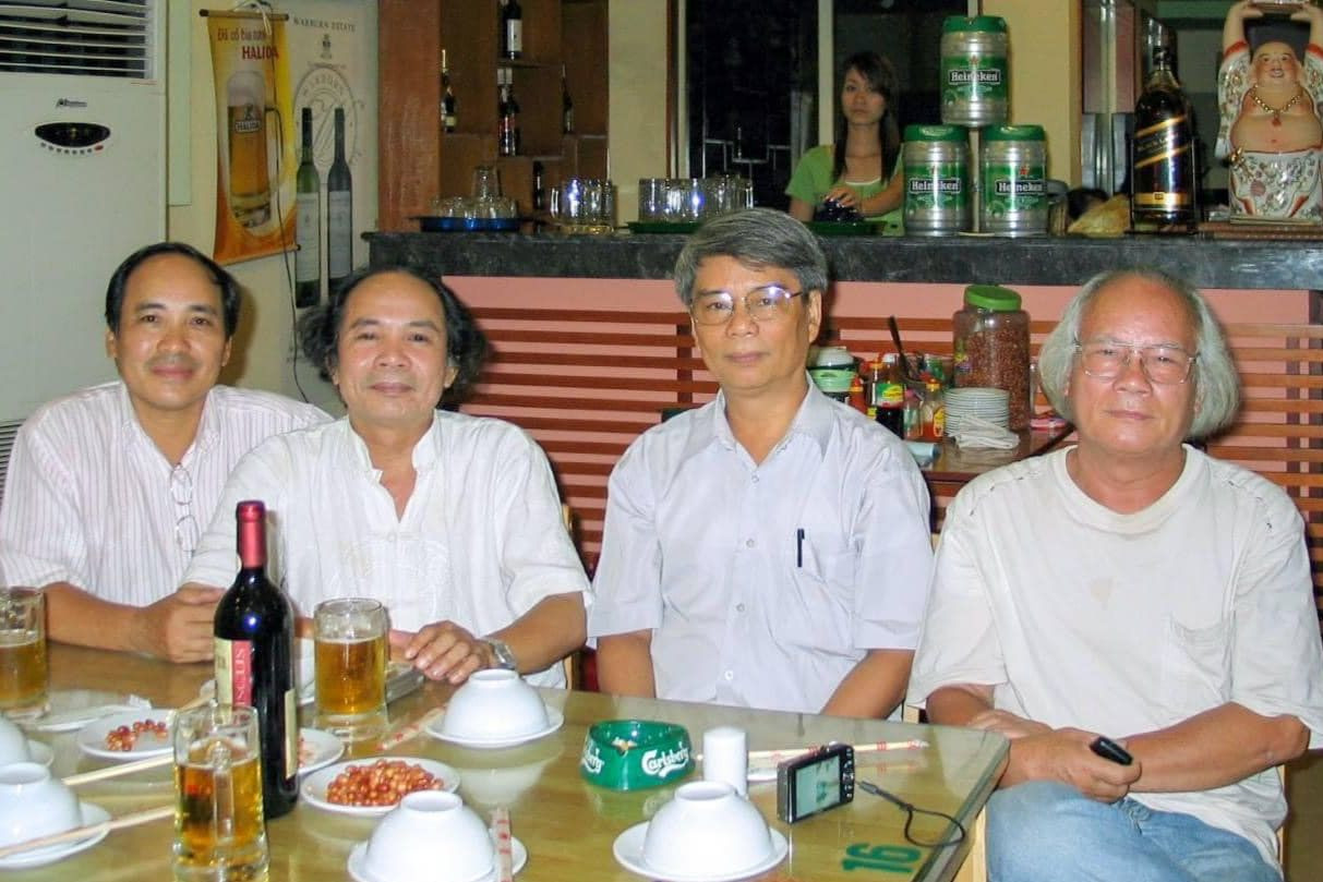 Nhà thơ Hoàng Cát (ngoài cùng bên phải) được đồng nghiệp, bạn bè nhớ mãi với tiếng cười sảng khoái. Nhà thơ Hoàng Cát (ngoài cùng bên phải) được đồng nghiệp, bạn bè nhớ mãi với tiếng cười sảng khoái.