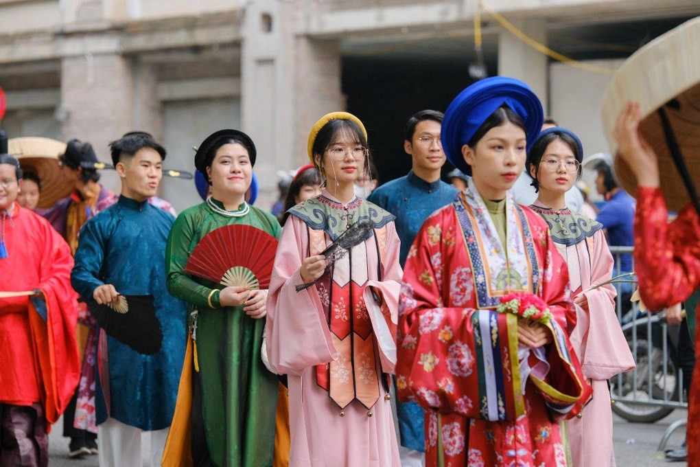 Cổ phục Việt ngày càng được giới trẻ quan tâm, đón nhận. Cổ phục Việt ngày càng được giới trẻ quan tâm, đón nhận.