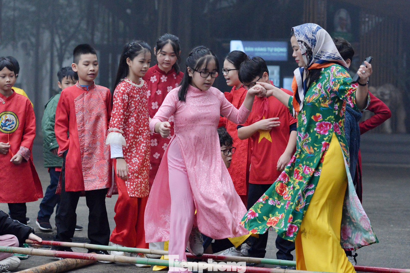 Học sinh được tham gia chơi nhiều trò chơi dân gian như kéo co, đánh cầu lông gà, đánh mảng, ném pao, tung còn, đẩy gậy… cũng như khám phá 12 con giáp qua việc tô vẽ tranh hay tự tay nặn những con tò he ngộ nghĩnh. Học sinh được tham gia chơi nhiều trò chơi dân gian như kéo co, đánh cầu lông gà, đánh mảng, ném pao, tung còn, đẩy gậy… cũng như khám phá 12 con giáp qua việc tô vẽ tranh hay tự tay nặn những con tò he ngộ nghĩnh.