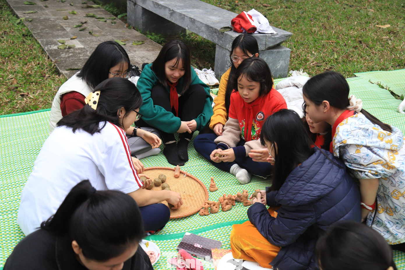 Du khách có thể khám phá, trải nghiệm những phong tục đón Tết truyền thống của người Việt như dựng cây nêu, gói bánh chưng, viết thư pháp, in tranh Đông Hồ, múa rối nước… Du khách có thể khám phá, trải nghiệm những phong tục đón Tết truyền thống của người Việt như dựng cây nêu, gói bánh chưng, viết thư pháp, in tranh Đông Hồ, múa rối nước…