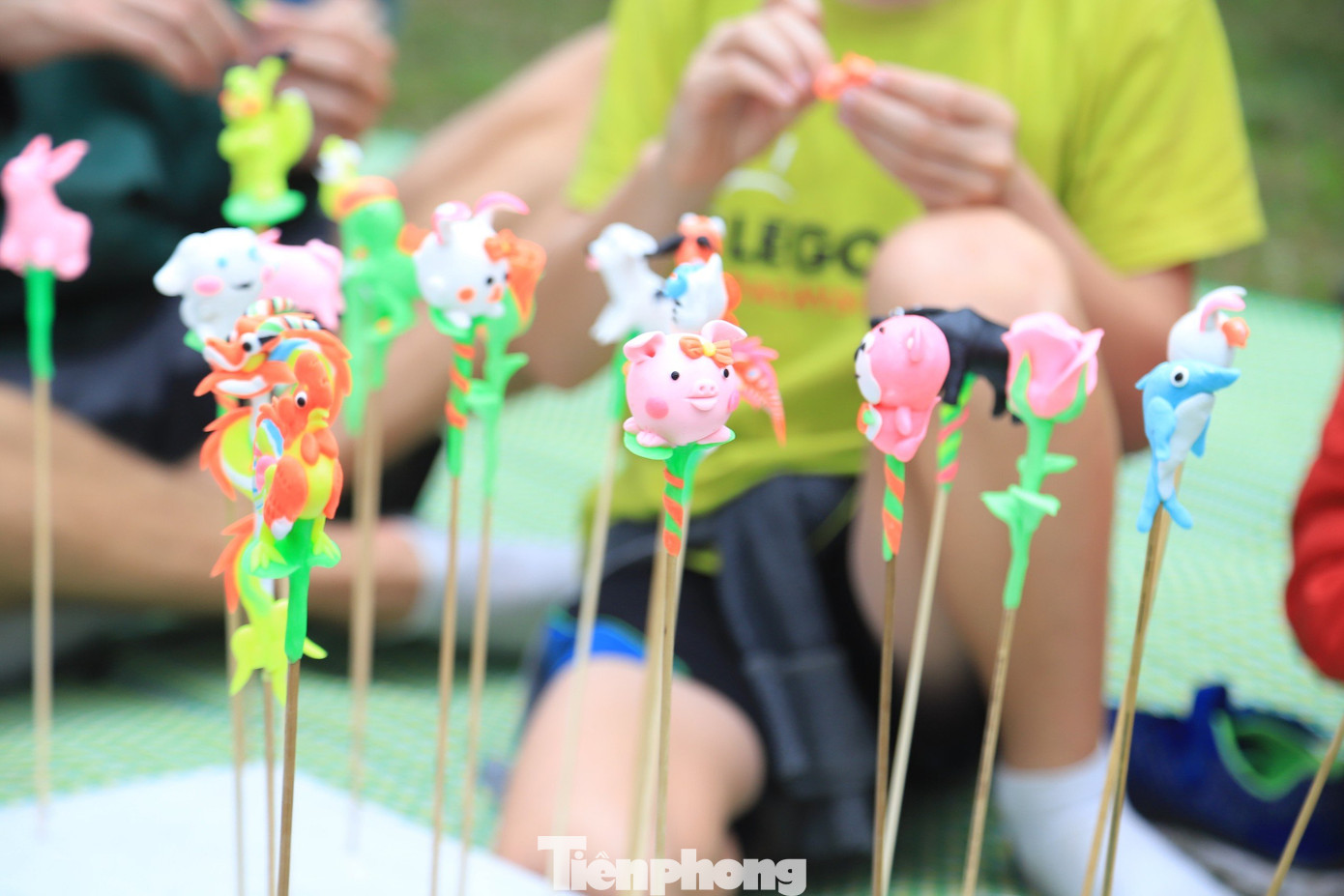 Đặc biệt, chương trình có sự tham gia của PGS.TS. Trần Trọng Dương với chủ đề Năm Rồng nói chuyện Rồng. Đây sẽ là những câu chuyện về huyền thoại long sinh cửu tử trong văn hóa Việt Nam, giải thích về biểu tượng con rồng cháu tiên - biểu tượng rồng trong văn hóa các dân tộc thiểu số ở Việt Nam… Đặc biệt, chương trình có sự tham gia của PGS.TS. Trần Trọng Dương với chủ đề Năm Rồng nói chuyện Rồng. Đây sẽ là những câu chuyện về huyền thoại long sinh cửu tử trong văn hóa Việt Nam, giải thích về biểu tượng con rồng cháu tiên - biểu tượng rồng trong văn hóa các dân tộc thiểu số ở Việt Nam…