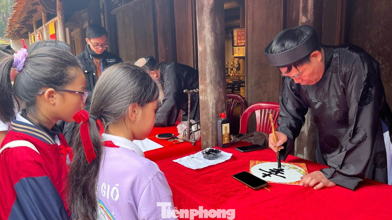 Du khách có thể khám phá, trải nghiệm những phong tục đón Tết truyền thống của người Việt như dựng cây nêu, gói bánh chưng, viết thư pháp, in tranh Đông Hồ, múa rối nước… Du khách có thể khám phá, trải nghiệm những phong tục đón Tết truyền thống của người Việt như dựng cây nêu, gói bánh chưng, viết thư pháp, in tranh Đông Hồ, múa rối nước…