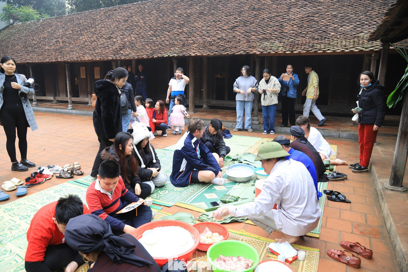 Khu vực hướng dẫn gói bánh chưng thu hút nhiều bạn trẻ. Đối với nhiều bạn trẻ đây là lần đầu họ biết quy trình và tự tay gói một chiếc bánh chưng. Khu vực hướng dẫn gói bánh chưng thu hút nhiều bạn trẻ. Đối với nhiều bạn trẻ đây là lần đầu họ biết quy trình và tự tay gói một chiếc bánh chưng.